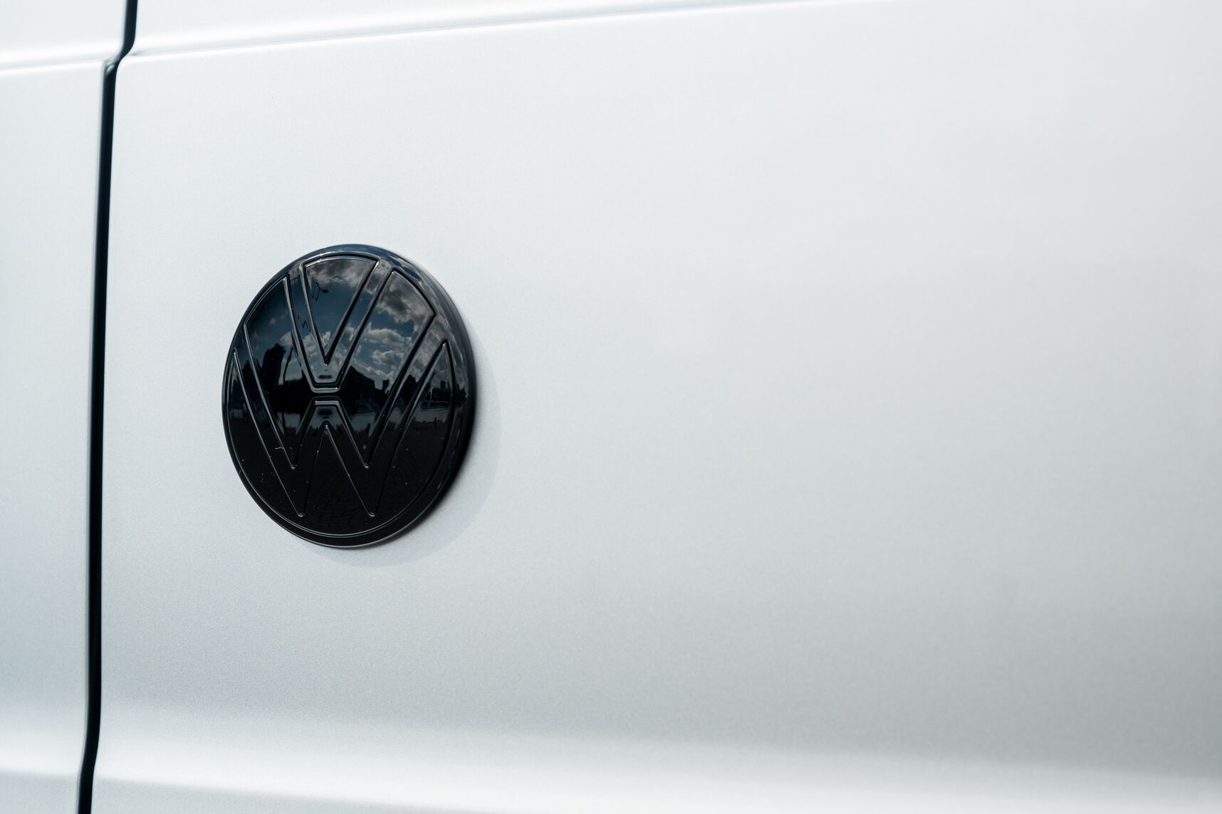 Volkswagen Caddy (SB) met achterdeuren logo achterzijde zwart